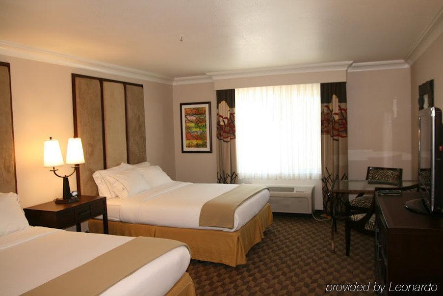 Holiday Inn Express Hotel & Suites Arcata/Eureka-Airport Area By Ihg McKinleyville Room photo